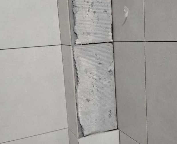 伊犁哈萨克瓷砖空鼓维修公司分享下瓷砖施工前基层浇水润湿程度不足，可能导致以下问题